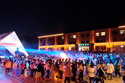 2019年草原之旅關(guān)鍵詞：童話草原、七彩森林、篝火晚會(huì)、采蘑菇、攝影大賽。